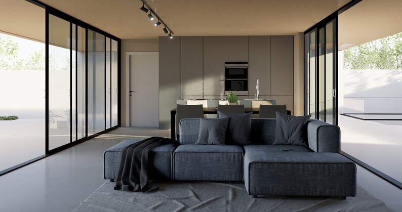 Puede incluir: Un sal&oacute;n moderno con un gran sof&aacute; seccional en tela azul oscuro. El sof&aacute; tiene una manta de tiro sobre el reposabrazos. La habitaci&oacute;n tiene grandes puertas corredizas de vidrio que se abren a un patio.