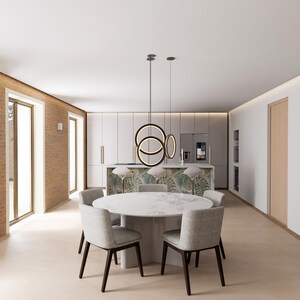 Puede incluir: Un comedor moderno con una mesa de m&aacute;rmol blanco y seis sillas. La mesa est&aacute; iluminada por una l&aacute;mpara colgante de anillo negro y dorado. La habitaci&oacute;n tiene una pared de ladrillo, paredes blancas y pisos de madera.