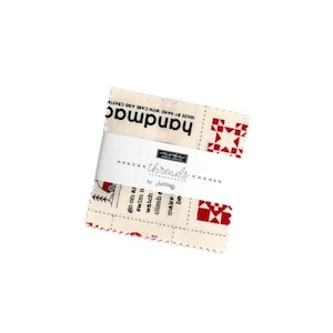 Könnte beinhalten: Ein Pack mit Stoffquadraten mit einem roten und weißen Patchwork-Muster. Der Stoff ist mit "moda threads" und "handmade" beschriftet.