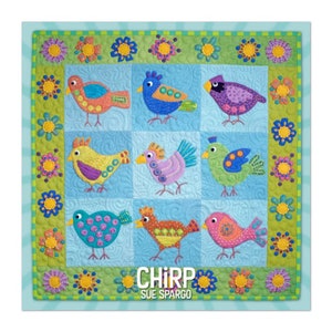 Puede incluir: Una colcha colorida con un diseño de patchwork que presenta varias aves y flores. La colcha se titula "Chirp" de Sue Spargo.
