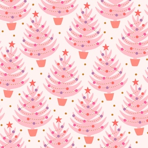 Op de afbeelding: Een herhalend patroon van roze kerstbomen met sterren op de top en slingers van kleurrijke lichtjes. De bomen staan in koraalkleurige potten en tegen een lichtbeige achtergrond met verspreide gouden stippen.