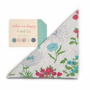 Peut inclure: Un triangle de tissu blanc avec un motif floral dans des tons de bleu, rose et vert. Le tissu a un fond blanc à pois blancs. Le texte "color me happy V and Co. motha" est imprimé sur une carte séparée.