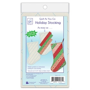 Op de afbeelding: Een Quilt As You Go Holiday Stocking naaipatroonpakket van June Tailor. De lichtblauwe verpakking bevat instructies en illustraties voor het maken van een kerstkous met stoffen stroken, met een afgewerkte maat van 25,4 cm bij 45,7 cm.