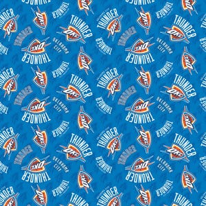 Może przedstawiać: Niebieska tkanina z powtarzającym się wzorem logo i tekstu Oklahoma City Thunder. Logo przedstawia tarczę z nazwą drużyny i "OKC" w kolorze białym i pomarańczowym. Tło jest jednolicie niebieskie.