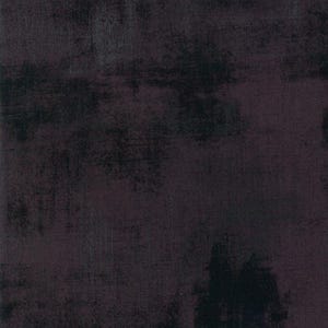 Könnte beinhalten: Ein dunkler, strukturierter Hintergrund mit einem verwitterten Aussehen. Die Farbpalette wird von tiefen Schwarz- und Lilatönen dominiert, wodurch eine düstere und Vintage-Ästhetik entsteht. Die Oberfläche weist sichtbare Pinselstriche und Unvollkommenheiten auf.