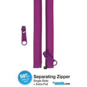 Può includere: Una cerniera divisibile da 127 cm di colore viola vibrante. L'immagine mostra la cerniera completamente aperta, con un singolo cursore e un tirante extra. La cerniera è etichettata "ZIP50-245 Tahiti".