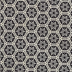 Peut inclure: Motif géométrique répété en noir et blanc cassé. Le motif présente des formes hexagonales remplies de motifs en forme d'éclats d'étoiles et de fleurs. Le motif est symétrique et crée une texture visuellement intéressante.