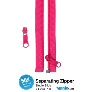 Può includere: Una cerniera divisibile rosa acceso da 127 cm con un cursore singolo e un tirante extra. La cerniera è mostrata con un tirante staccato. Sono visibili anche le scritte "Separating Zipper" e "by annie.com".