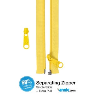 Può includere: Una cerniera separabile gialla con un singolo cursore e un tirante extra. La cerniera è lunga 127 cm. L'immagine mostra anche un tirante della cerniera staccato. Il testo sull'immagine recita "byannie.com".