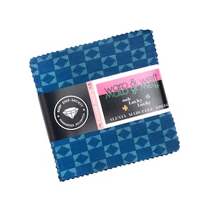 Può includere: Un pacchetto di charm di 42 quadrati di tessuto blu da 5 pollici con un motivo geometrico bianco. Il tessuto è etichettato "warp & weft Malo & Mell ooh Lucky Lucky ALEXIA MARCELLE ABEGO".