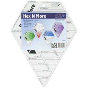 Puede incluir: Plantilla de acolchado de plástico transparente con el texto "Hex N More" y "Jaybird Quilts". La plantilla tiene forma de diamante con marcas impresas para cortar varias formas, incluyendo hexágonos y triángulos. Diseñado por Julie Herman.