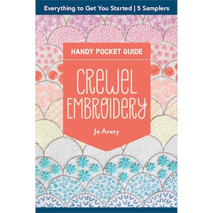 Può includere: Copertina del libro "Crewel Embroidery" di Jo Avery. La copertina presenta una guida tascabile color corallo con il titolo in bianco. Lo sfondo ha un design ricamato colorato con elementi rosa, gialli, bianchi e blu. Il banner in alto recita "Everything to Get You Started | 5 Samplers."