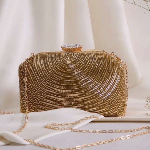 Élégant sac à main Gold Clutch, sac avec broderie royale, texture de luxe, bandoulière et écharpe pour mariage, soirée et vêtements ethniques.