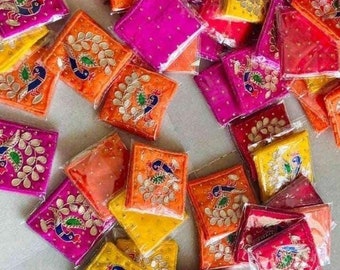 25 cadeaux Mehndi Sangeet Pochette en soie pour pièces de monnaie Sacs Paon en perles brodé Cadeaux ethniques Cadeaux de demoiselle d'honneur Cadeaux au henné
