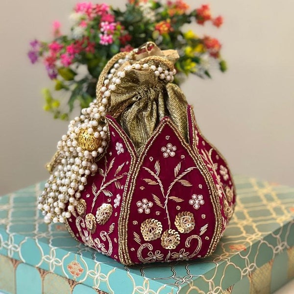 Sac Red Lotus Potli, sac à main avec fil, poignée en perles, travail de paillettes et motif de créateur pour mariage, soirée et vêtements ethniques