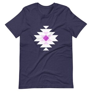 ホワイトとピンクのアステカ柄ユニセックスTシャツ