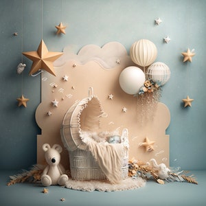 Puede incluir: Un moisés de mimbre blanco con una manta beige en su interior, rodeado de un fondo azul claro con estrellas blancas y una nube beige. También hay globos blancos y beige, un oso de peluche y un arreglo floral.