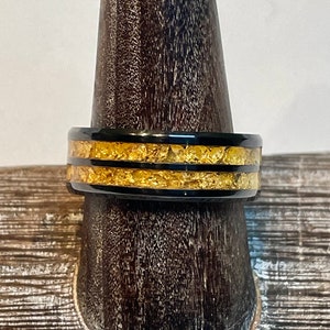 Anel duplo de cerâmica preta personalizado com folha de ouro 24k embalado em cada canal.