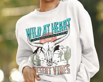 Wild At Heart Cow Skull Western Sweatshirt för kvinnor | Western, Southwest, Vintage-inspirerad, Cowboy, Öken, Oversized Sweatshirt