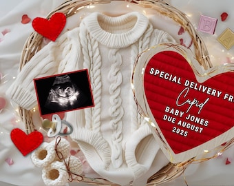 以下が含まれることがあります： ハート型の看板に「Special Delivery From Cupid Baby Jones Due August 2025」と書かれた、白いニットのベビーロンパース。看板は赤いハートと赤ちゃんの超音波画像で囲まれています。