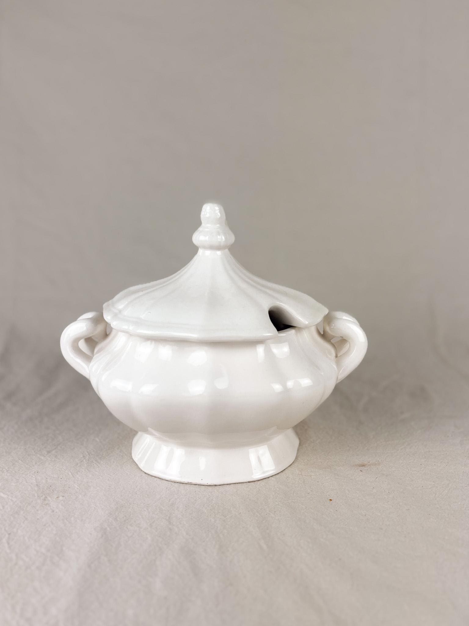 Zuppiera bianca vintage, ciotola da portata in porcellana Ironstone con coperchio, ciotola da zuppa da cucina in stile fattoria, arredamento Cottage Core, stoviglie eleganti