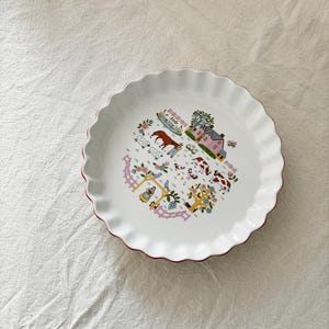 Vintage Country House Pie Dish | Farmhouse Scene Ceramic Baking Dish | Scalloped Edge Pie Plate | Cottage Core Kitchen Decor