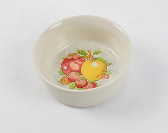 Ciotola in ceramica piccola con design di frutta vintage affascinante - utensili da cucina da collezione, piatto da portata bianco retrò con stampa colorata di frutteto