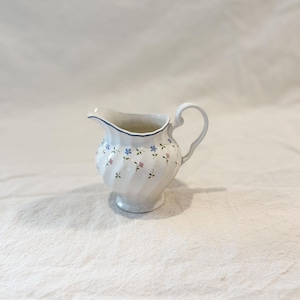 Vintage melkkan met bloemen, gemaakt in Engeland, klein roomkannetje huisje kerndecor, blauw roze bloemmotief marineblauwe afwerking, swirl design Tea Party