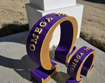 Adorno de escritorio Omega Psi Phi morado y dorado