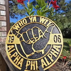 Plato circular decorativo de la fraternidad Alpha Phi Alpha con soporte de exhibición de dos piezas