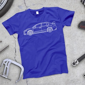 Op de afbeelding: Een koninklijk blauw t-shirt met een witte omtrek van een Subaru WRX STI auto op de voorkant.