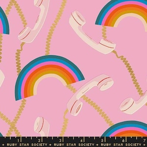 Può includere: Tessuto rosa con un motivo ripetuto di telefoni a disco bianco con cavi dorati e archi di arcobaleno. Il tessuto ha un righello dorato con il testo "Ruby Star Society" stampato su di esso.