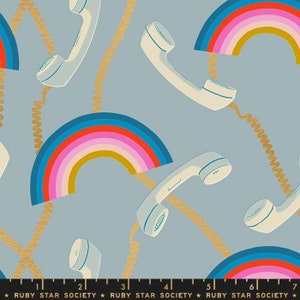 Może przedstawiać: Biały ceramiczny kubek z czarnym uchwytem i napisem "But First, Coffee" pogrubioną, czarną czcionką. Kubek jest ustawiony na rozmytym tle, sugerującym przytulne otoczenie.