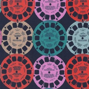 Może przedstawiać: Powtarzający się wzór kolorowych szpul View-Master w stylu vintage na ciemnoniebieskim tle. Szpule są w odcieniach czerwieni, różu, turkusu i beżu, każda z tekstem. Tekst zawiera zwroty takie jak "American Western" i "The World of Tomorrow."