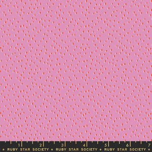 Może przedstawiać: Różowa tkanina z wzorem małych, rozproszonych czerwonych i białych kropek. Tkanina ma gładką fakturę i jednolity kolor. Tekst "RUBY STAR SOCIETY" znajduje się na dole.