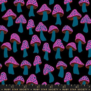 Op de afbeelding: Een herhalend patroon van gestileerde paddenstoelen in roze, teal en oranje op een zwarte achtergrond. De paddenstoelkapjes zijn roze met blauwe stippen, de stelen zijn teal en de kieuwen zijn oranje. De tekst "RUBY STAR SOCIETY" staat onderaan.