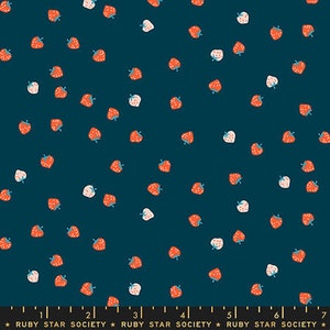 Może przedstawiać: Ciemnoniebieska tkanina z rozrzuconym wzorem truskawek. Truskawki są w odcieniach czerwieni i bieli z zielonymi łodygami. Tkanina ma powtarzający się wzór owoców.