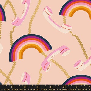 Może przedstawiać: Powtarzający się wzór na jasnoróżowym tle przedstawia różowe słuchawki telefoniczne w stylu retro ze złotymi spiralnymi przewodami i kolorowymi tęczami. Projekt zawiera tekst "RUBY STAR SOCIETY" na dole.