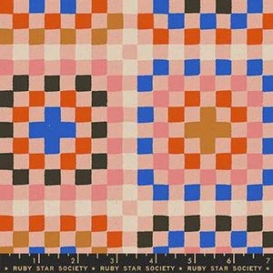 Może przedstawiać: Tkanina z wzorem szachownicy w odcieniach różu, pomarańczy, niebieskiego i czerni. Wzór zawiera krzyże w kolorze niebieskim i złotym. Na dole znajduje się linijka z napisem "RUBY STAR SOCIETY".