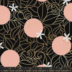 Może przedstawiać: Czarna tkanina ze złotym wzorem liści i kwiatów. Wzór zawiera duże różowe koła ze złotymi kropkami i małe białe kwiaty. U dołu wydrukowano napis "RUBY STAR SOCIETY".