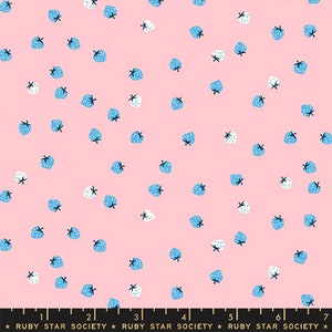 Może przedstawiać: Biały ceramiczny kubek z czarnym uchwytem i napisem "But First, Coffee" czarną, pogrubioną czcionką. Kubek stoi na białej powierzchni. Kubek ma 10 cm wysokości.