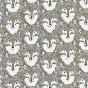 Può includere: Motivo ripetuto di facce di lupi stilizzate. I lupi sono raffigurati in tonalità di grigio con facce bianche, disposti a griglia. Il design ha una qualità stravagante e illustrativa, adatto per tessuto o carta da parati.