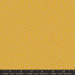 Może przedstawiać: Musztardowa żółta tkanina z powtarzającym się wzorem małych, białych i różowych pociągnięć pędzla. Tekst "RUBY STAR SOCIETY" jest wydrukowany na dole obrazu.