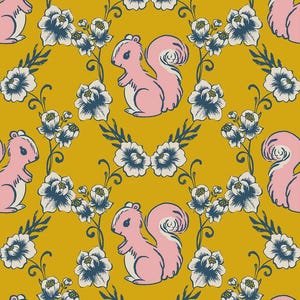 Puede incluir: Patrón repetitivo con ardillas rosas y flores blancas y azul marino sobre un fondo amarillo mostaza. Los elementos florales forman un marco decorativo alrededor de cada ardilla, creando un diseño caprichoso.