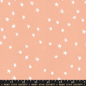 Może przedstawiać: Tkanina w kolorze brzoskwiniowym z białym wzorem gwiazdek. Tkanina ma subtelną, kropkowaną fakturę.