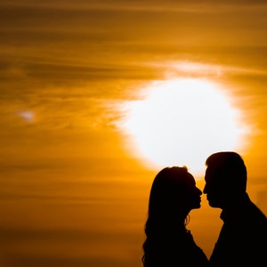 Goldene Wabe Sonnenuntergang Paar Silhouette Foto, Romantisches Paar Sonnenuntergang Poster, Romantische Paare Wandkunst, Valentinstag Sonnenuntergang Home Decor