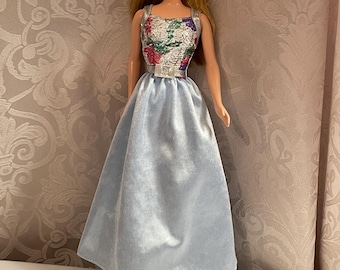 Robe Barbie vintage en satin bleu pâle et argent avec ceinture - 1990