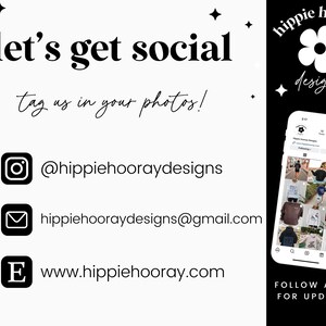 K&ouml;nnte beinhalten: Schwarzwei&szlig;grafik mit dem Text "let's get social" und "tag us in your photos!" mit Social-Media-Symbolen und Kontaktinformationen f&uuml;r hippiehooraydesigns. Der Text "hippie hooray designs" befindet sich in einem blumenf&ouml;rmigen Logo.