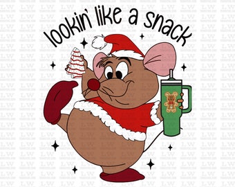 Puede incluir: Un ratón de dibujos animados con un gorro de Papá Noel y un atuendo navideño rojo y blanco sostiene una galleta de jengibre y una taza verde con un diseño de hombre de jengibre. El texto "lookin' like a snack" está sobre el ratón.