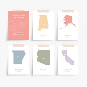 Op de afbeelding: Set van zes printbare flitskaarten met de contouren van zes Amerikaanse staten: Alabama, Alaska, Arkansas, Arizona, Californië en de Verenigde Staten. Elke staat is in een andere kleur en heeft een witte ster in het midden. De kaarten zijn gelabeld met de naam van de staat en hebben een witte achtergrond.